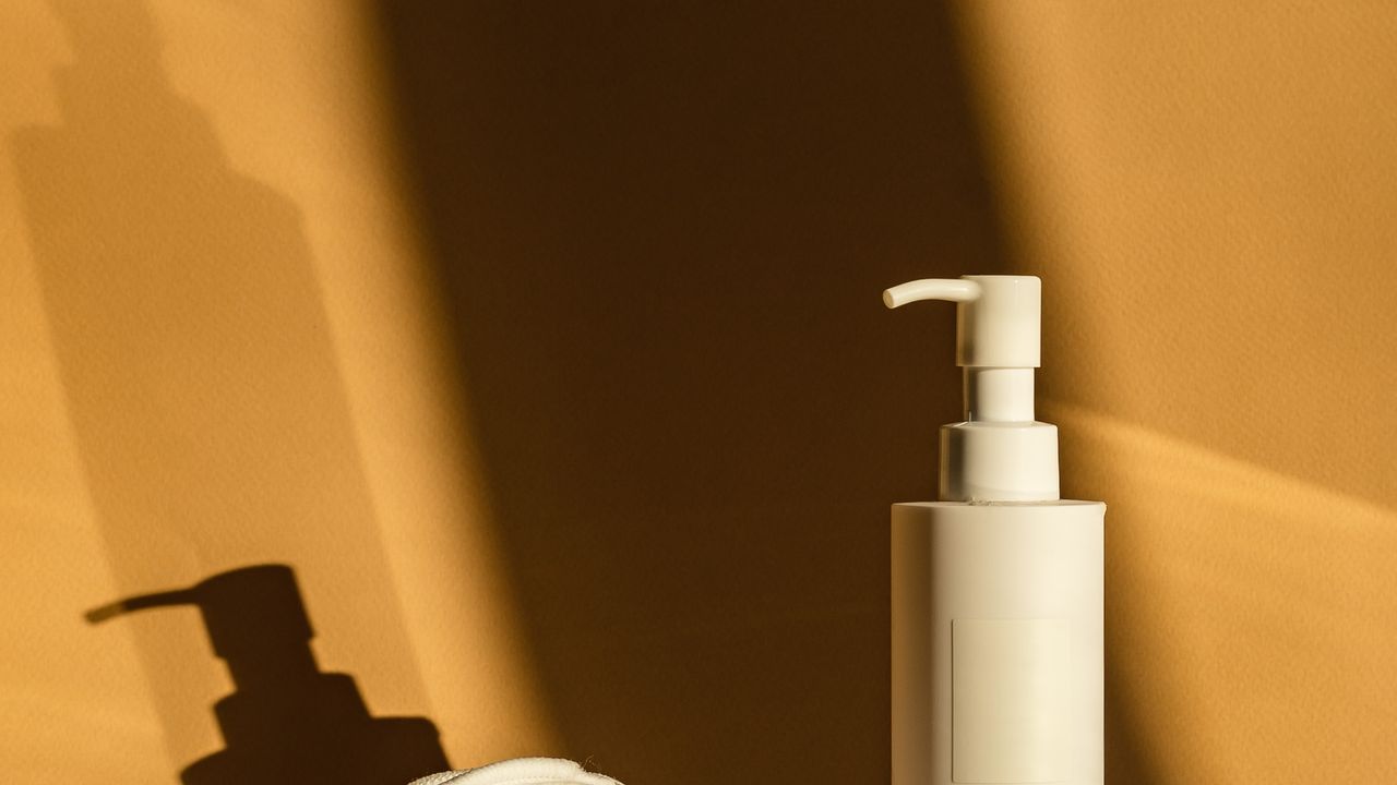 ヘアケア剤のボトル(縮毛矯正の薬剤の仕組みのイメージ)